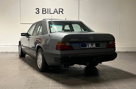 Mercedes-Benz 300 E 6 of 17