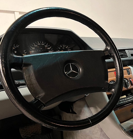 Mercedes-Benz 300 E 8 of 17