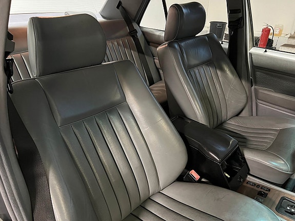 Mercedes-Benz 300 E 12 of 17