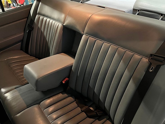 Mercedes-Benz 300 E 15 of 17
