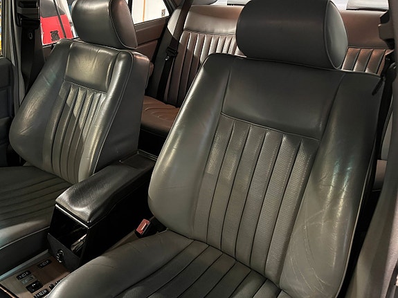 Mercedes-Benz 300 E 13 of 17