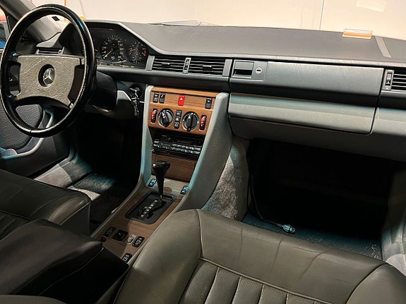 Mercedes-Benz 300 E 11 of 17