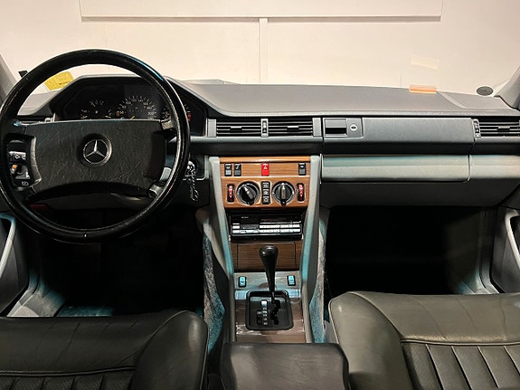 Mercedes-Benz 300 E 10 of 17