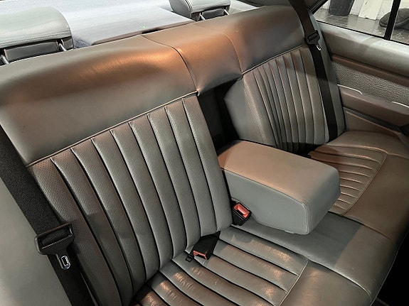 Mercedes-Benz 300 E 17 of 17