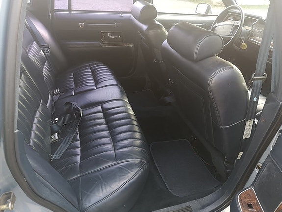 Lincoln Town Car 8 of 13