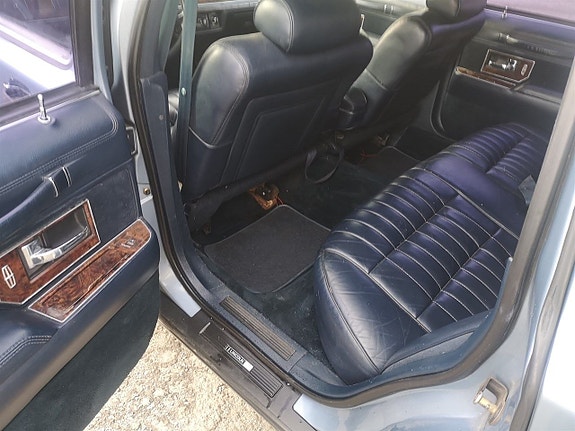 Lincoln Town Car 9 of 13