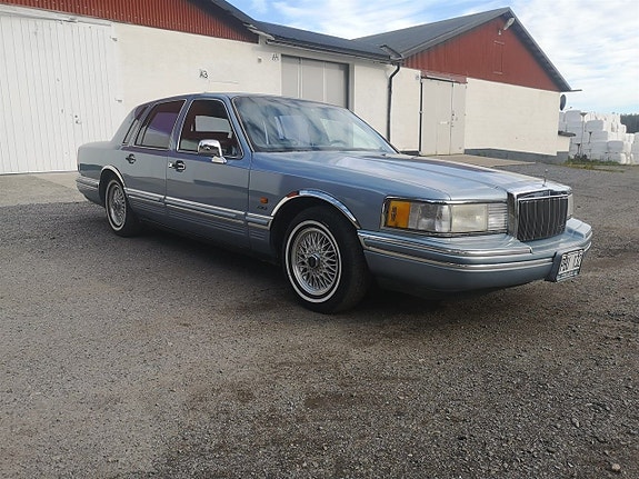 Lincoln Town Car 7 of 13