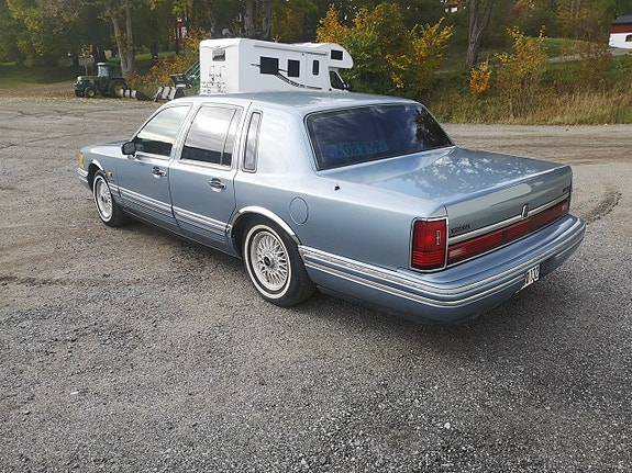 Lincoln Town Car 3 of 5