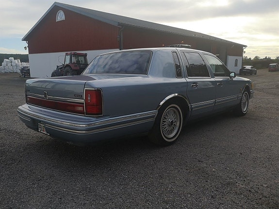 Lincoln Town Car 5 of 5