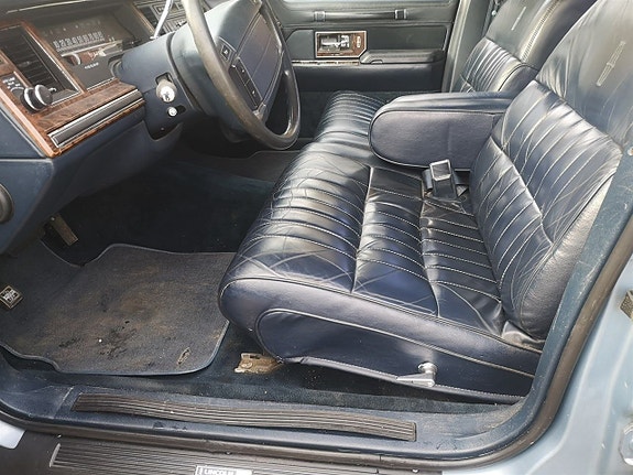 Lincoln Town Car 11 of 13
