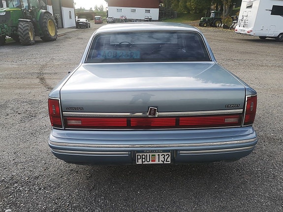 Lincoln Town Car 4 of 5