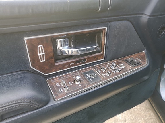 Lincoln Town Car 12 of 13