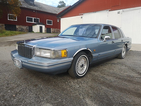 Lincoln Town Car 2 of 5