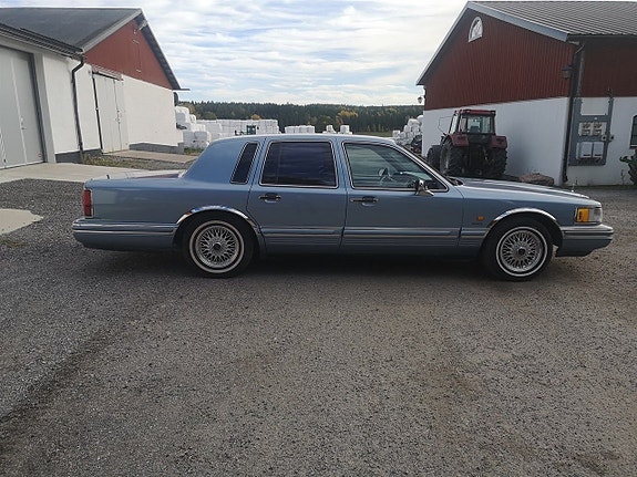 Lincoln Town Car 6 of 13