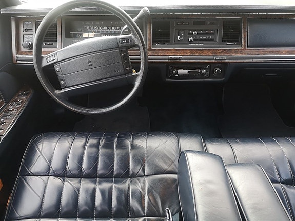 Lincoln Town Car 10 of 13