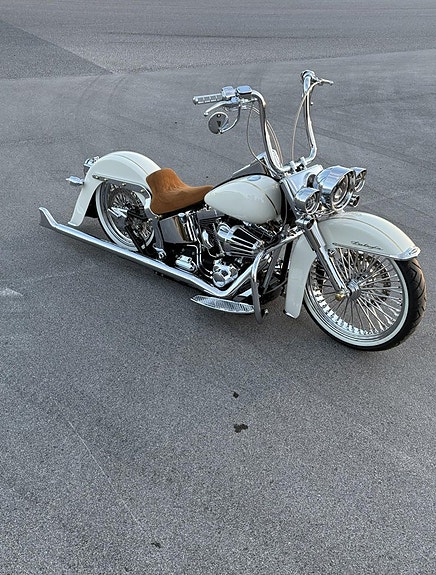 Harley-Davidson Softail deluxe flstn 6 of 8