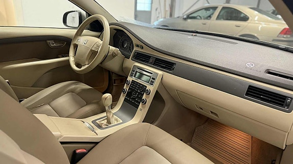 Volvo V70 10 of 16