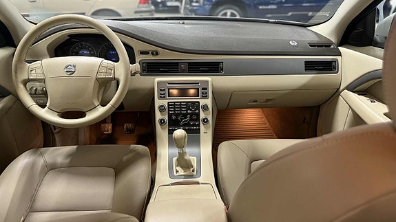 Volvo V70 8 of 16