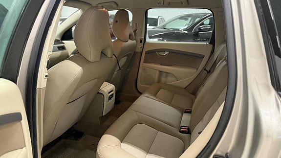 Volvo V70 12 of 16