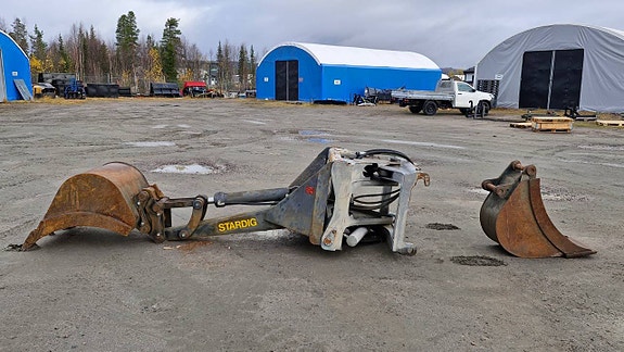 Grävaggregat med löst svängbar tilt bm adapter