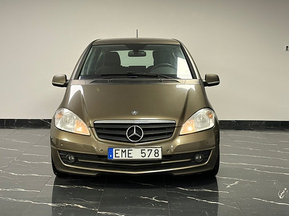 Mercedes-Benz A180 2 of 5