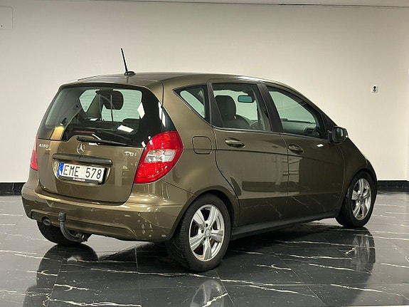 Mercedes-Benz A180 4 of 5