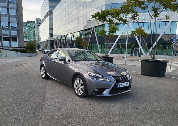 Lexus IS300h 4 of 10