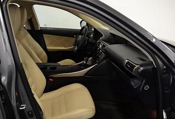 Lexus IS300h 6 of 10