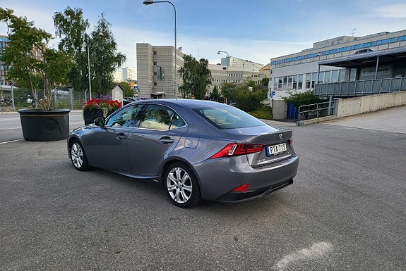 Lexus IS300h 2 of 10