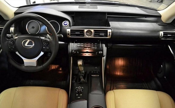 Lexus IS300h 5 of 10