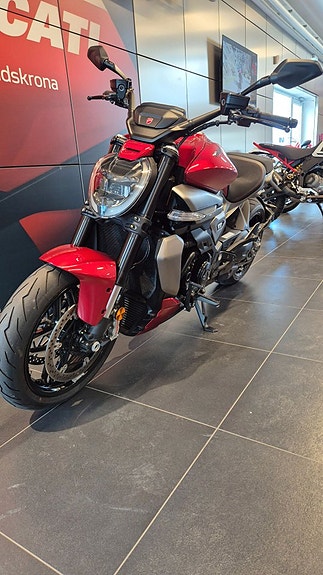Ducati Xdiavel V4 3 of 5
