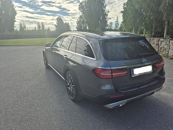 Mercedes-Benz E220 d 2 of 11