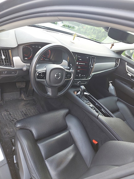 Volvo S90 2 of 10