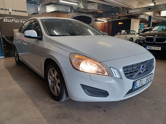 Volvo S60 3 of 5