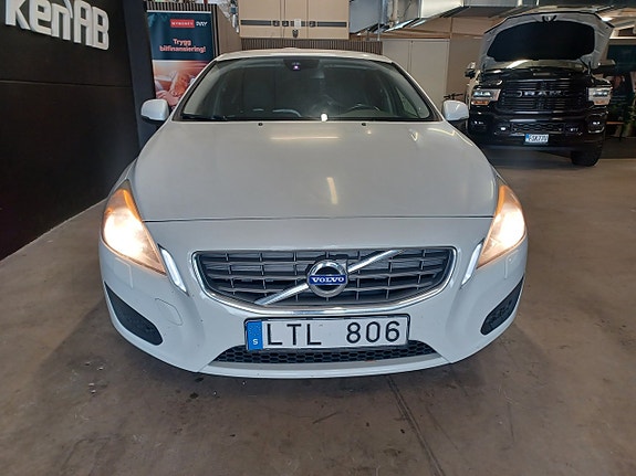Volvo S60 4 of 5