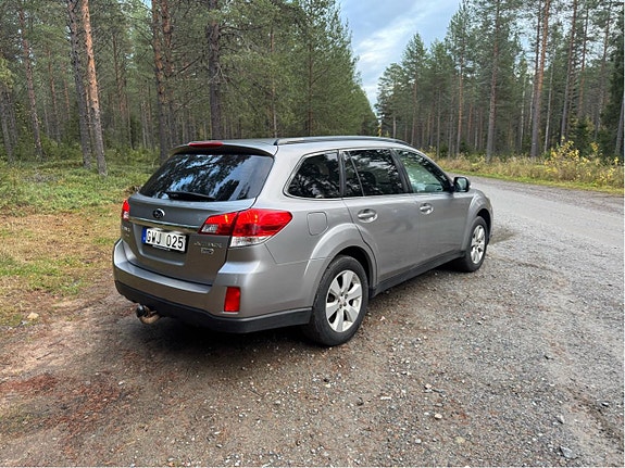 Subaru Outback 2 of 5