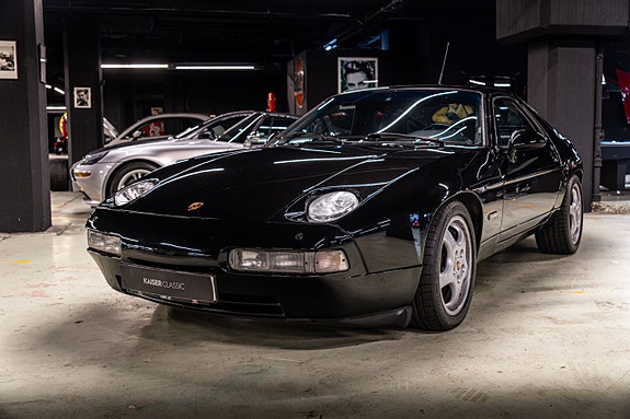 Porsche 928 2 of 5