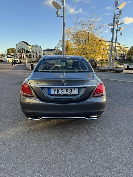 Mercedes-Benz C220 d 2 of 6