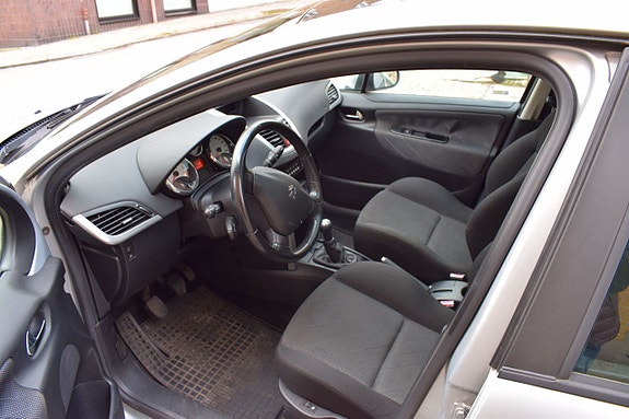 Peugeot 207 SW 4 of 5