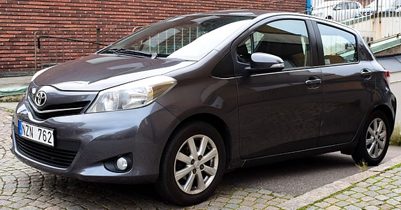 Toyota Yaris 2 of 8