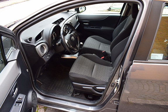 Toyota Yaris 6 of 8