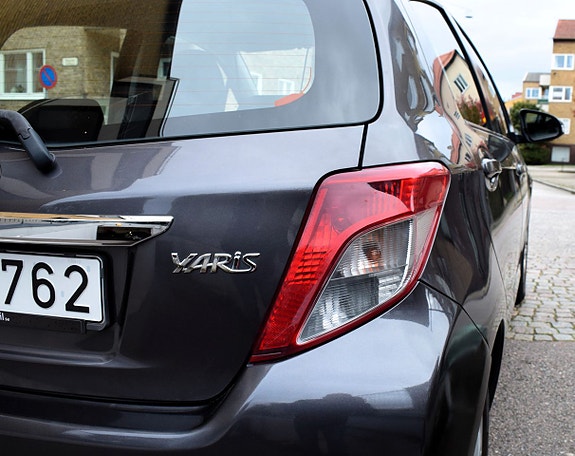 Toyota Yaris 5 of 8