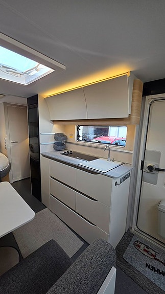 Adria Adora 613 PK *MYCKET VÄLUTRUSTAD *Förtält Penta 9 of 24