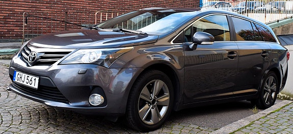 Toyota Avensis 2 of 5