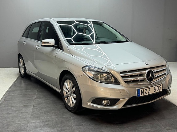 Mercedes-Benz B180 2 of 5