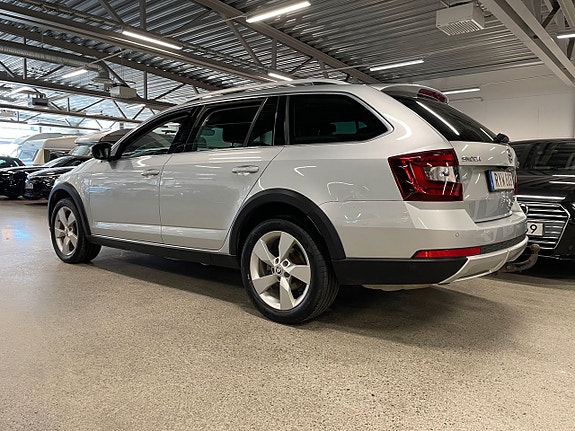 Skoda Octavia Scout 3 of 5