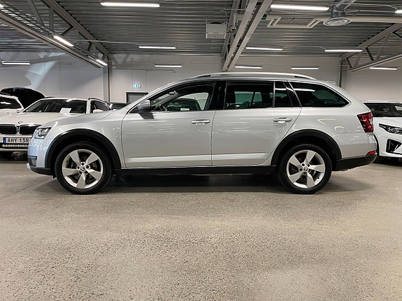 Skoda Octavia Scout 2 of 5