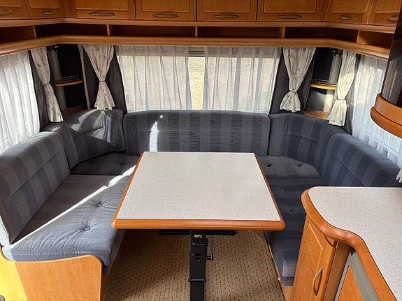 Hobby 560 UFF Exclusive Queensbed Förtält Aircondition 2 of 11