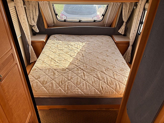 Hobby 560 UFF Exclusive Queensbed Förtält Aircondition 3 of 11