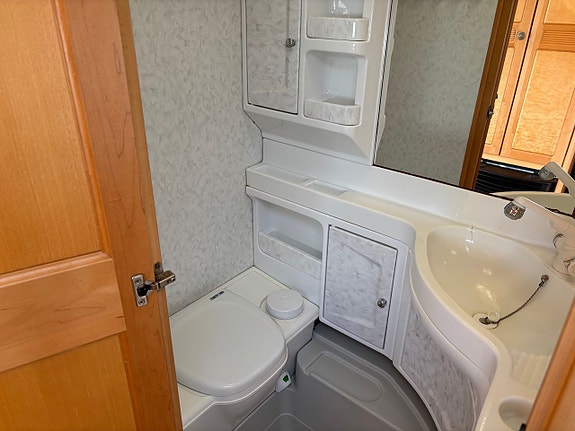 Hobby 560 UFF Exclusive Queensbed Förtält Aircondition 6 of 11